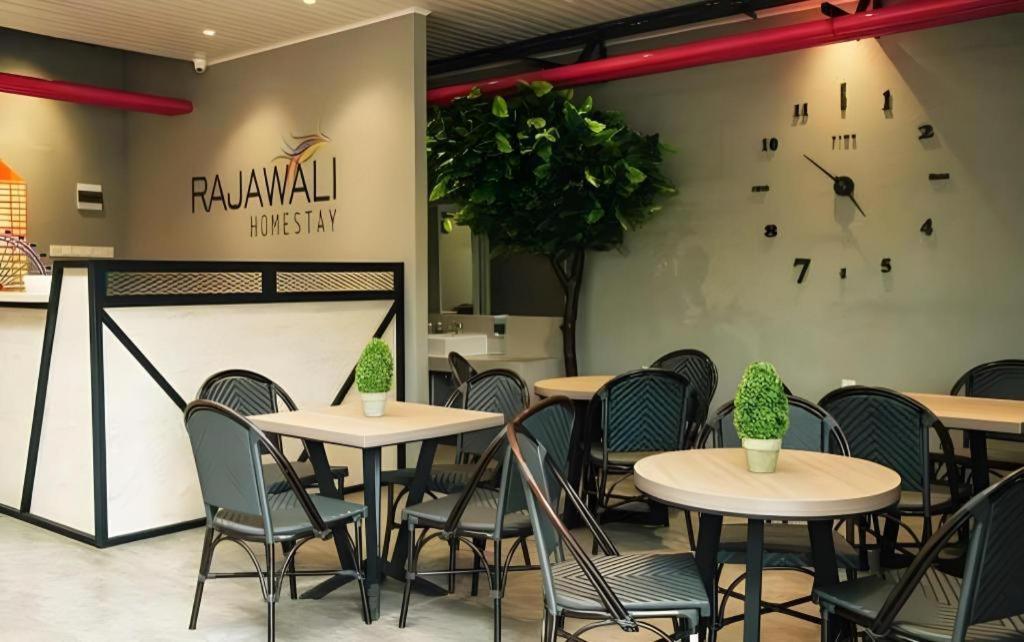 פאלמבאנג Oyo 568 Rajawali Homestay מראה חיצוני תמונה