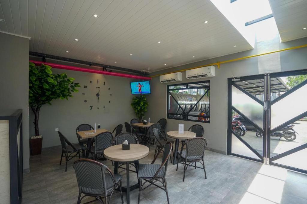 פאלמבאנג Oyo 568 Rajawali Homestay מראה חיצוני תמונה